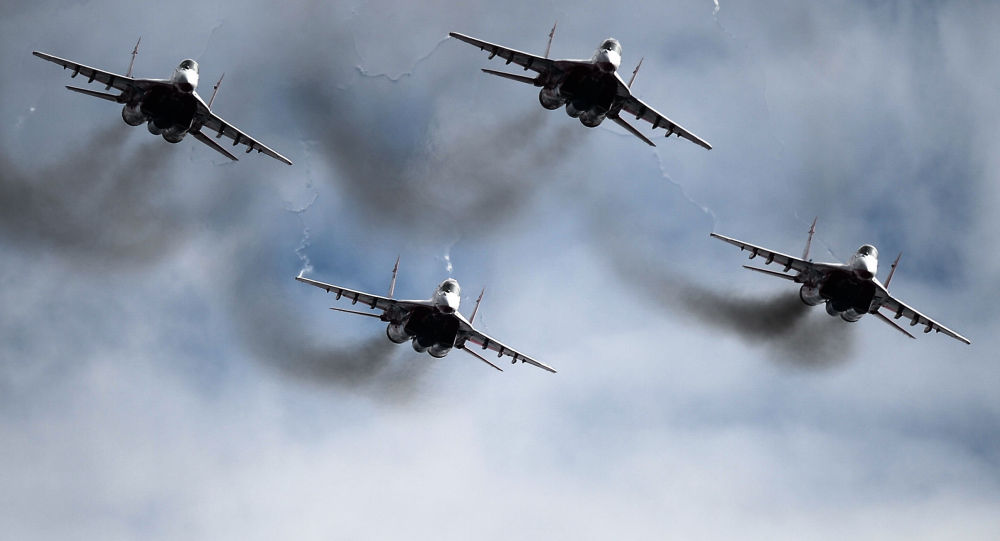 Os caças MiG-29 do grupo de pilotagem Strizhi no céu do aeroporto militar de Kubinka.