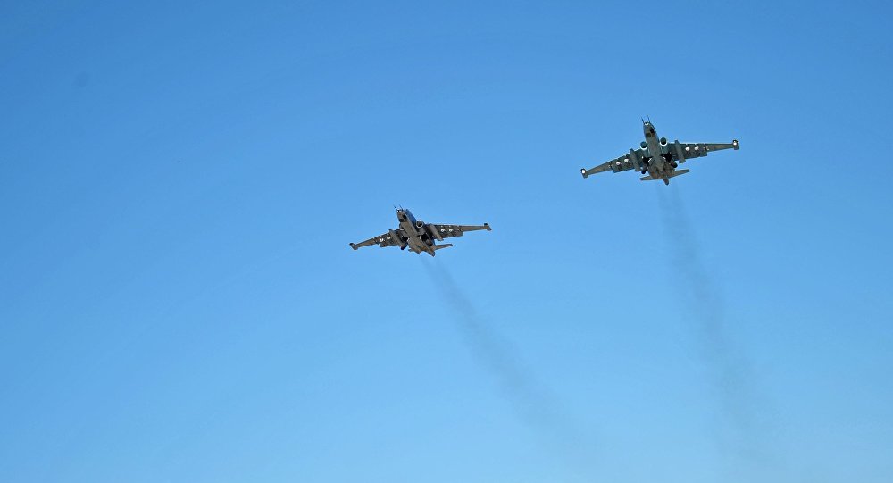 Aviões de assalto russos Su-25 no céu da Síria, base aérea de Hmeymim, Síria