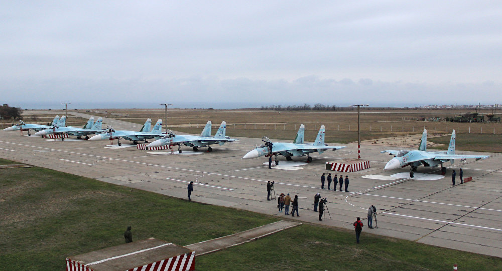 Aviões Su-27 no aeródromo Belbek na Crimeia, Rússia