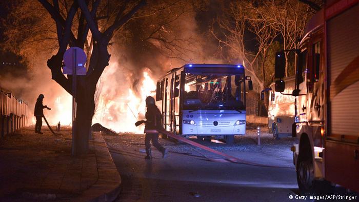 Türkei Anschlag in Ankara brennender Bus