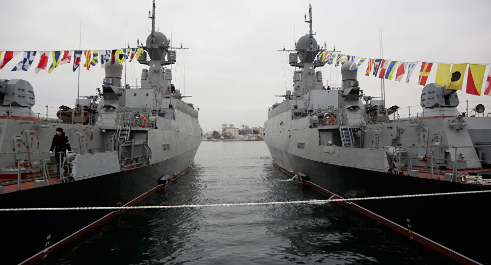 Fragatas ‘Zelyoniy Dol’ (esquerda) e ‘Serpukhov’, da Frota Russa do Mar Negro, baseada em Sebastopol
