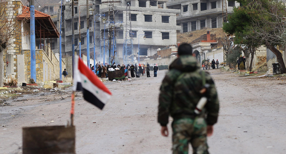 Soldado de forças pro-governamentais sírias fica perto de entrada para a cidade de Aleppo, Síria, 14 de janeiro de 2016