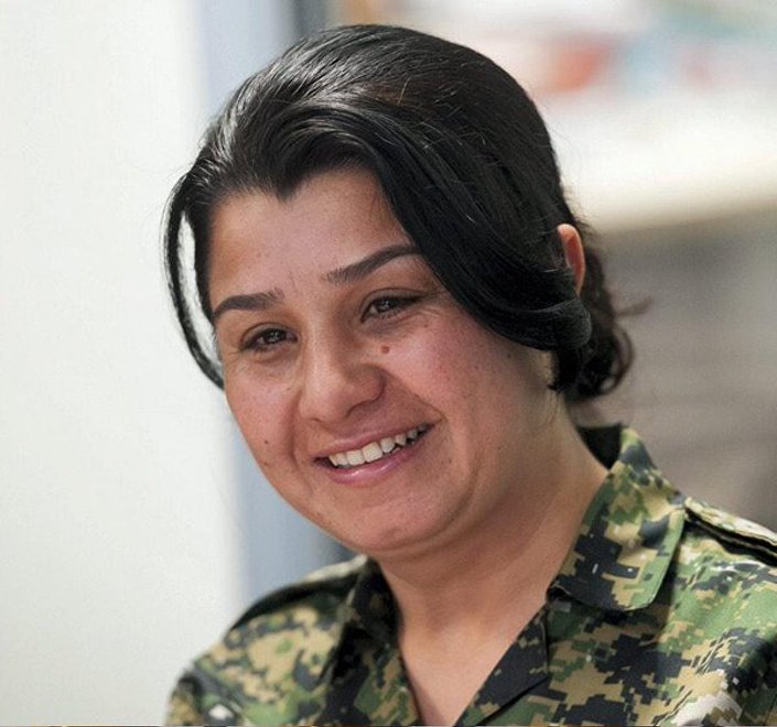 Nesrin Abdalla, comandante das Unidades Femininas de Proteção Curdas (YPJ)