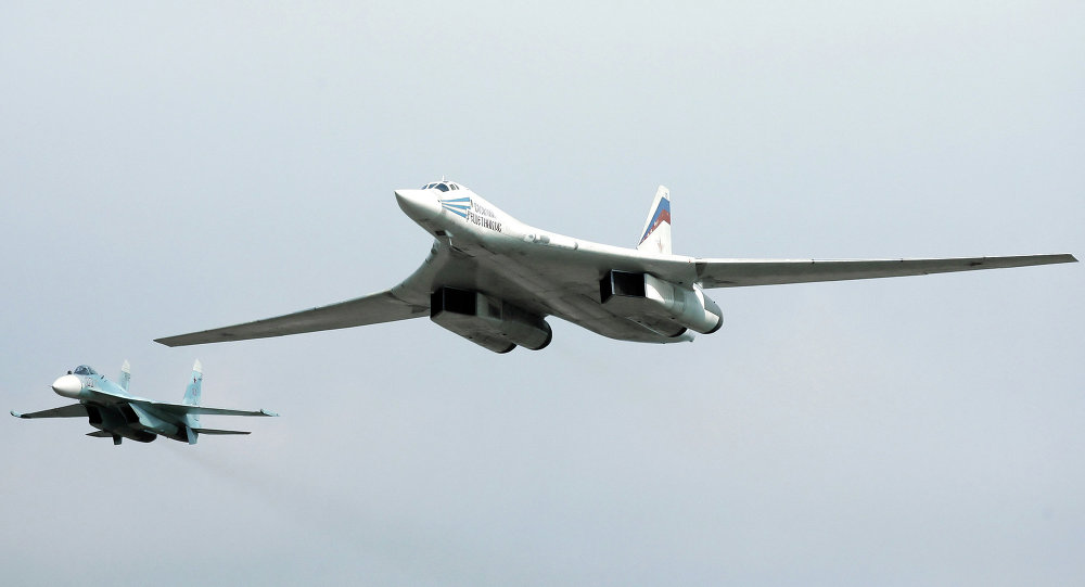 Bombardeiro Tu-160 é escoltado por um caça Su-27 em um voo de treinamento da Força Aérea da Rússia
