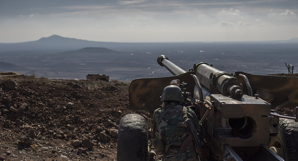 Soldado sírio observa território na província de Quneitra