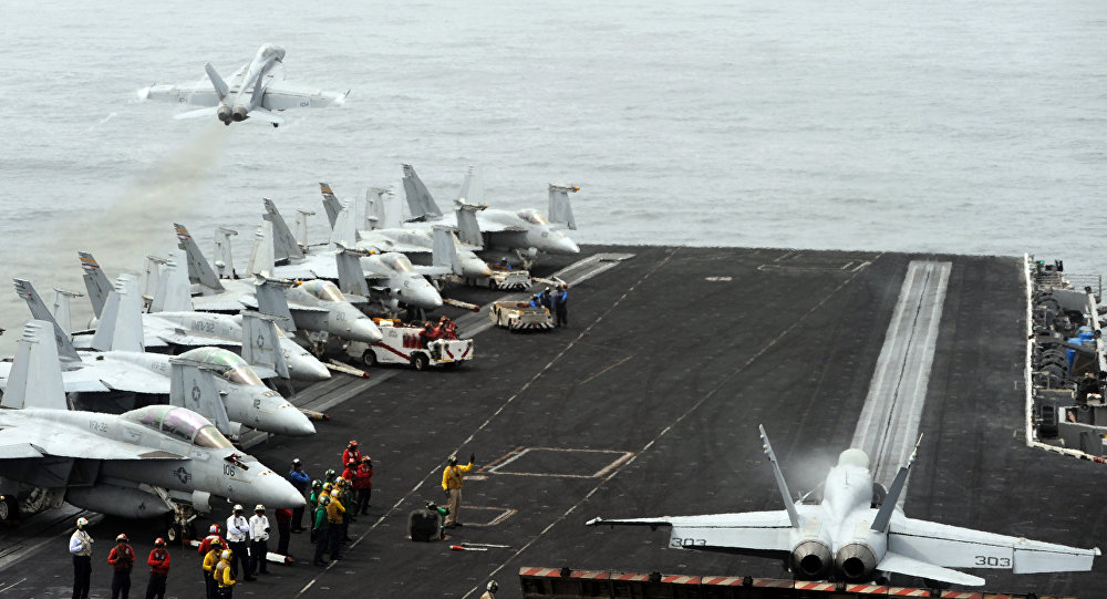 Aviões F/A-18 a bordo do USS Harry Truman em 27 de julho de 2010, no mar Árabe