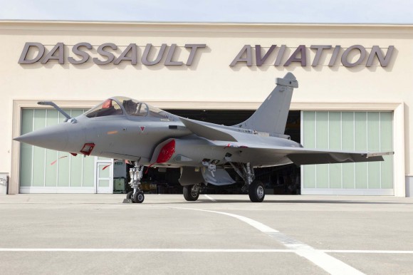 Rafale C 137 equipado com RBE2 AESA em frente a instalação da Dassault- foto A Février - Dassault