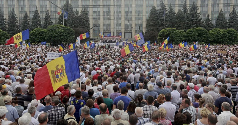 Protesters Break Police Line and Enter Parliament of Bankster Ransacked Moldova