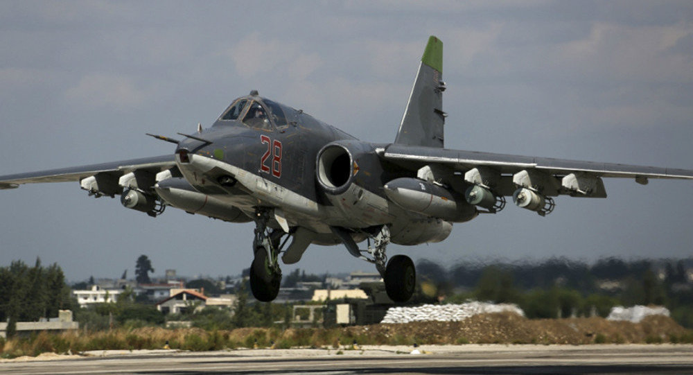 Avião Su-25 russo decola da base aérea de Hmeymim na Síria