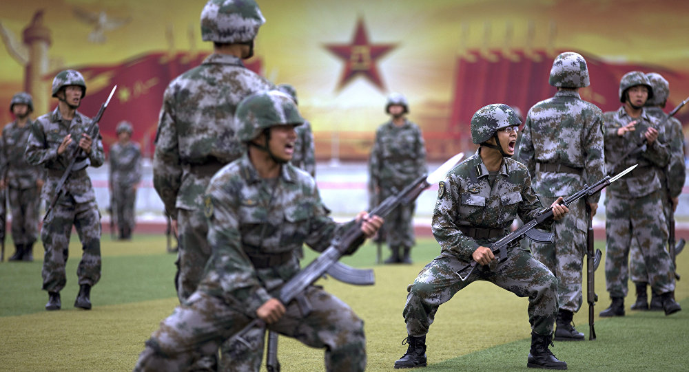 Soldados do Exército de Libertação Popular da China durante treinamento nos arredores de Pequim em julho de 2014