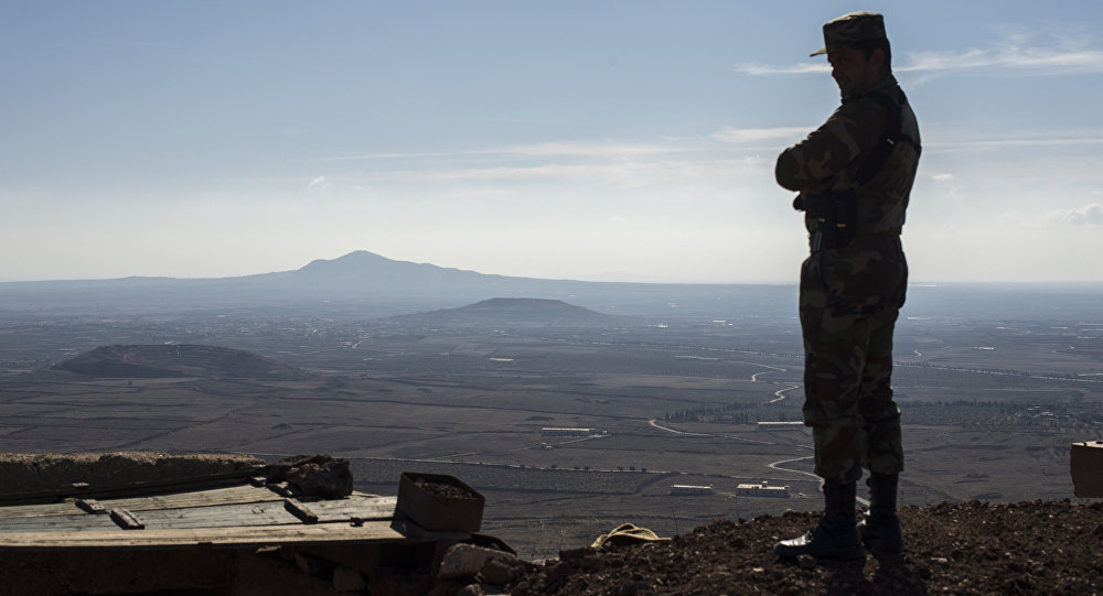 Soldado do exército sírio observa territórios na província de Quneitra