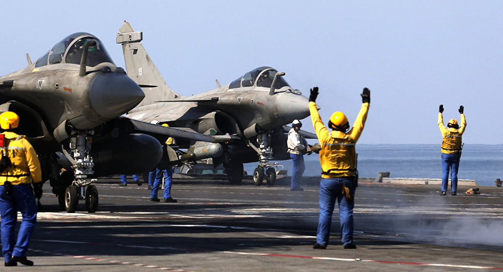 Caças franceses Rafale preparam-se para decolar do porta-aviões Charles de Gaulle