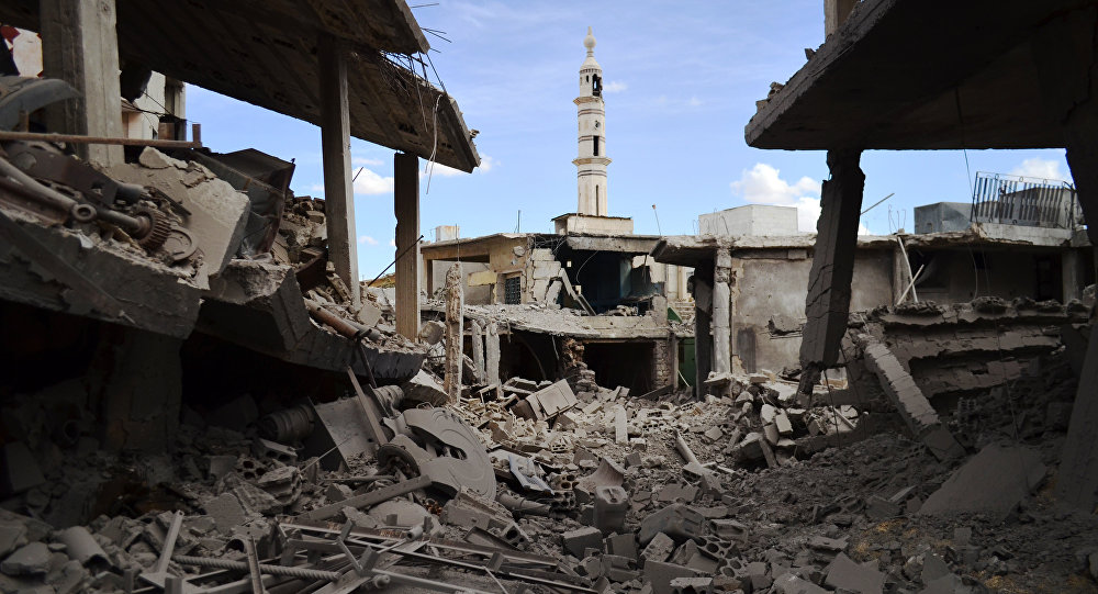Foto clicada em 30 de setembro de 2015 mostrando edifícios danificados na cidade síria de Talbisseh, na província de Homs