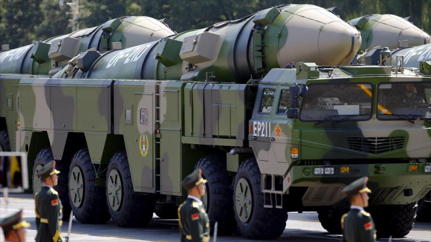 Vehículos militares llevan misiles balísticos DF-21D durante un desfile militar para conmemorar el 70 aniversario del fin de la Segunda Guerra Mundial, en Pekín, capital china, 3 de septiembre 2015.