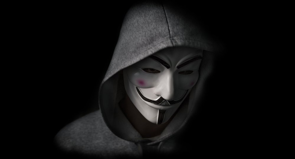 Homem usa uma máscara de Guy Fawkes, símbolo do grupo de hackers Anonymous