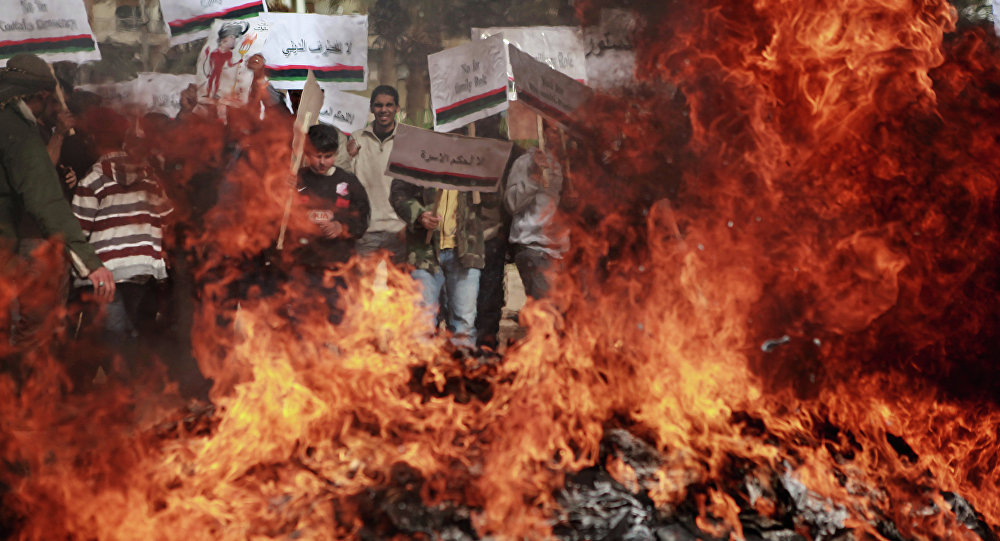 Manifestantes queimam retratos de Muammar Khaddafi em Benghazi