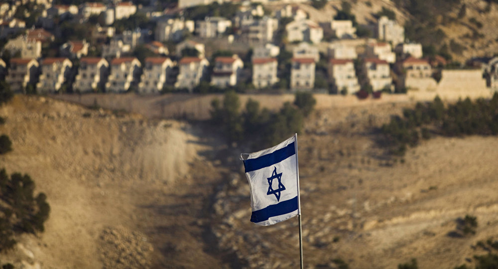 Bandeira israelense perto de assentamentos judaicos na Cisjordânia