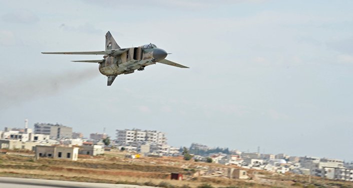 Caça russo da era soviética MiG-23 das Forças Aéreas da Síria na base de Hama