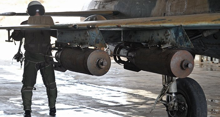 Piloto sírio prepara-se para uma operação aérea contra o EI