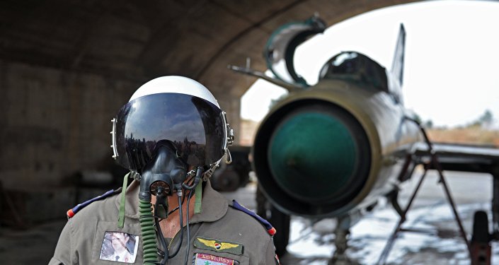 Piloto sírio na base aérea de Hama na Síria