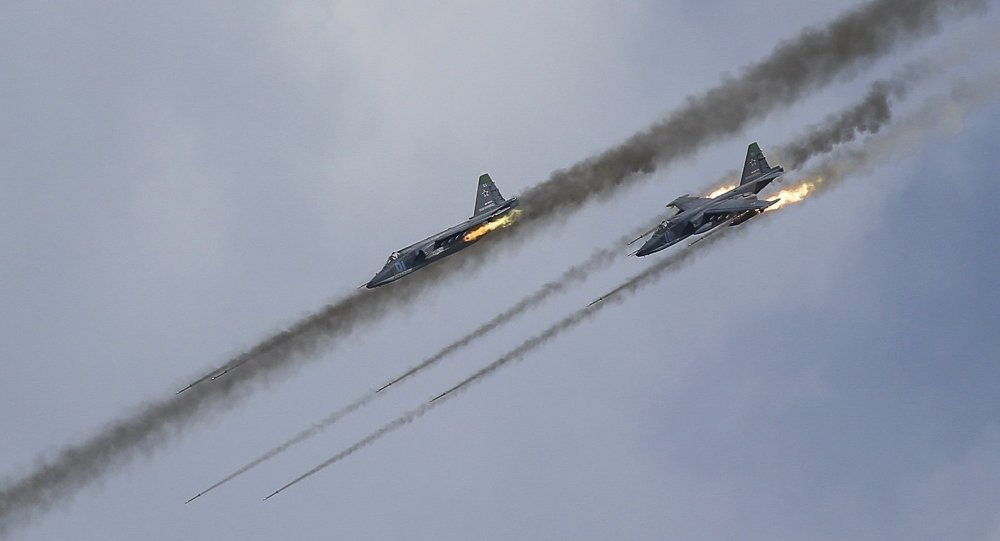 Caças Su-25 da Força Aérea russa durante treinos militares