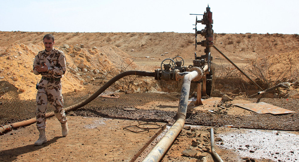 Integrantes das forças sírias perto de poço de petróleo nos arredores de Palmira