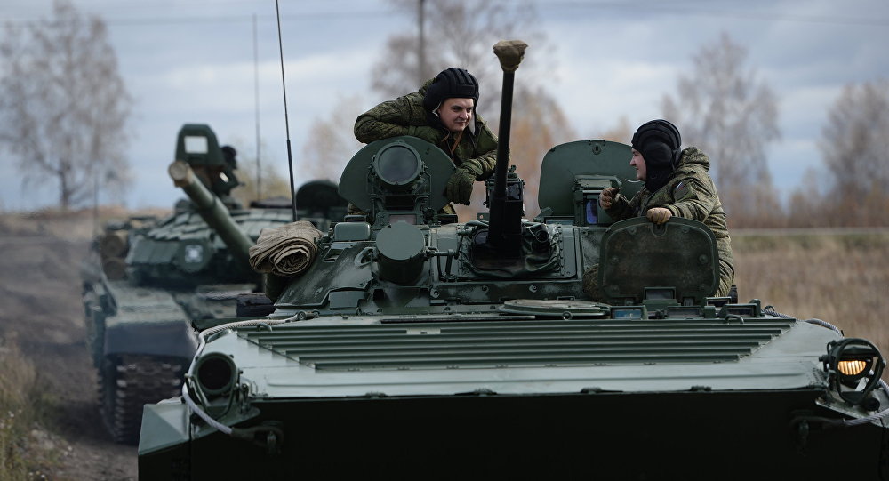 Veículosde combate de infantaria BMP-2 russos durante os exercícios na cidade de Chebarkul, regiçao de Chelyabinsk, 14 de outubro de 2015