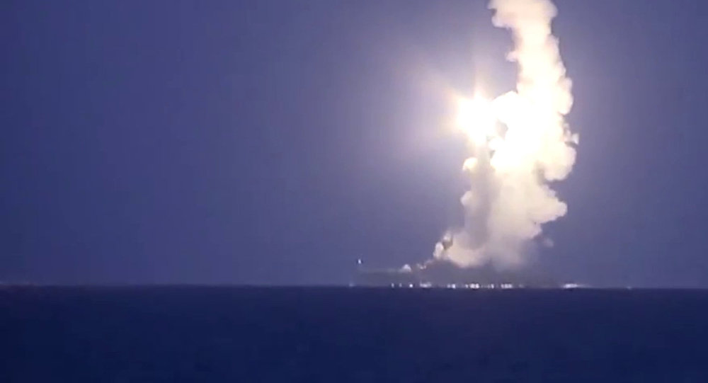 Lançamento de mísseis de cruzeiro russos dos navios da Frota do Mar Cáspio para atacar as posições do Estado Islâmico na Síria