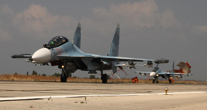 Caça russo Su-30 na base aérea na Síria