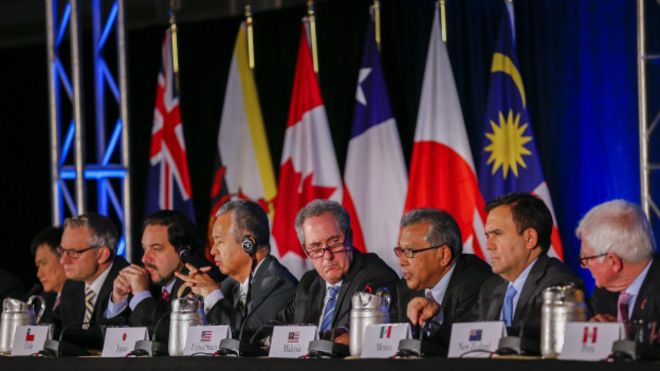 Representantes de 12 países no anúncio da TPP (Foto: Erik S. Lesser/EPA)