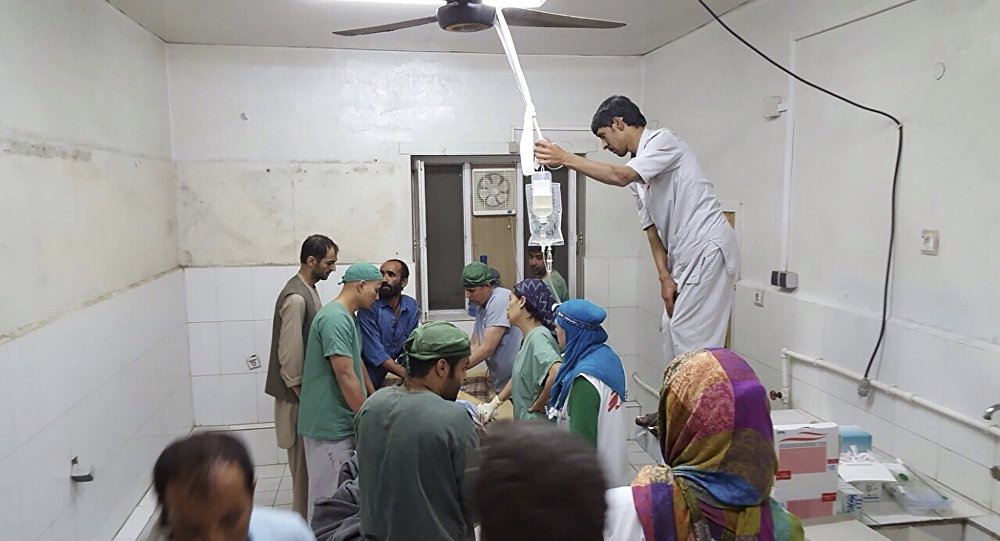 Médicos da MSF trabalham no hospital depois de ataque aéreo na cidade de Kunduz, Afeganistão