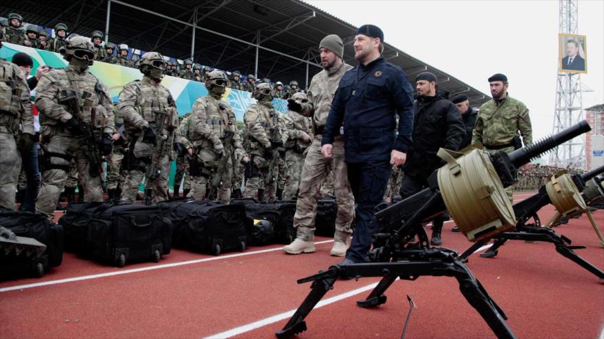 Presidente checheno Ramzan Kadyrov, analisa forças especiais checheno em Grozny (capital).