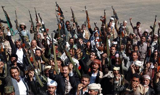Rebeldes iemenitas xiitas huthi participam de manifestação em Sanaa, no dia 4 de fevereiro de 2015