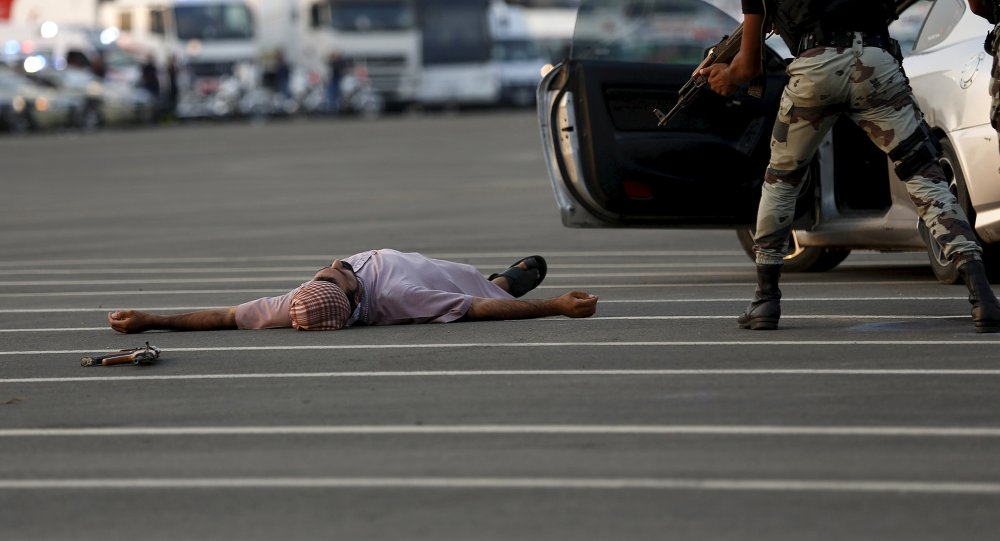 Membro das forças de segurança sauditas durante simulação de confronto na parada militar, Mecca, 17 de setembro de 2015