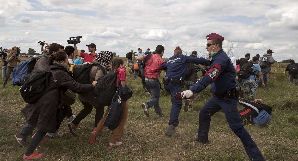 Polícia húngara tenta impedir imigrantes ilegais de entrarem no país