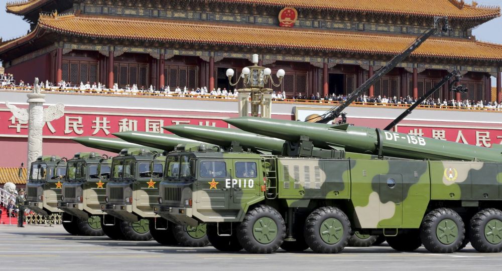 Veículos militares transportam mísseis balísticos de curto alcance DF-15B passando pela Porta de Tianamen durante a parada militar em homenagem aos 70 anos da vitória na Segunda Guerra Mundial, Pequim, China, 3 de setembro de 2015