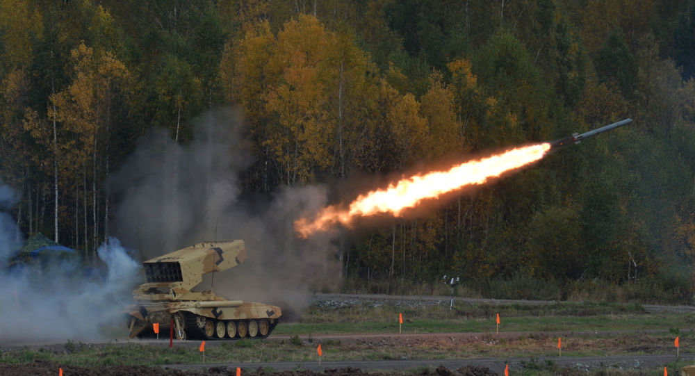 Sistema de lança-chamas pesado TOS 1A 'Solntsepek' durante o show realizado na cerimônia de abertura da exposição internacional de equipamento militar Russia Arms Expo