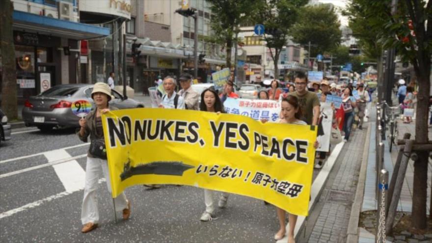 Protesto japonesa na cidade costeira de Yokosuka contra presença militar dos EUA  em seu país e da iminente chegada do porta-aviões nuclear USS Ronald Reagan.  13 de setembro de 2015