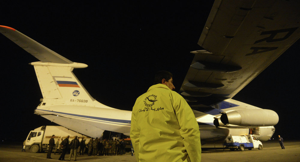 Avião do Ministério de Emergências da Rússia no aeroporto de Lataquia, na Síria