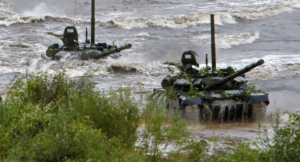 Travessia do rio por um tanque T-72, dotado de equipamento para a condução subaquática (OPVT) durante exercícios táticos do Estado-Maior General das Forças Armadas russas. Os treinos decorreram  no campo de treinamento bielorrusso perto da cidade de Borisov.