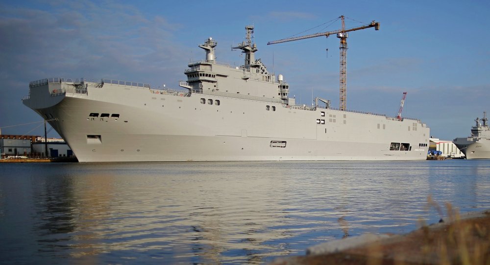 Dois porta-helicópteros da classe Mistral no oeste da França, 21 de maio de 2015