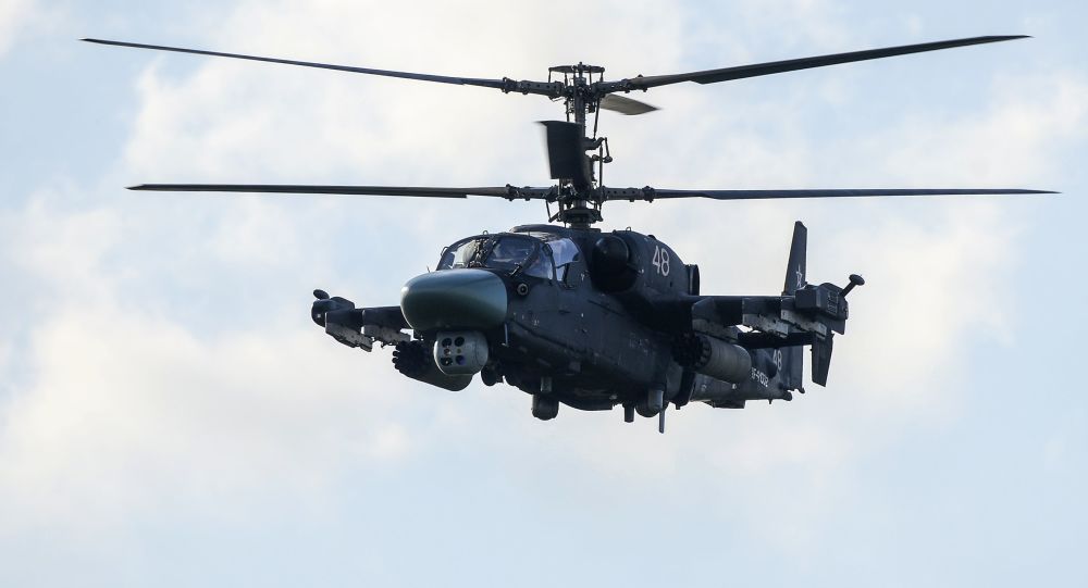 Um helicóptero Ka-52 durante o show aéreo no fórum internacional Army 2015