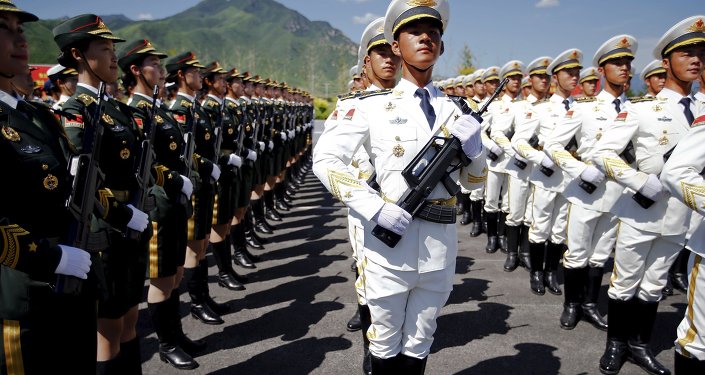 Soldados do Exército de Liberação Popular da China assistem ao ensaio da parada militar em comemoração de 70º aniversário do fim da Segunda Guerra Mundial, na base militar em Pequim, China. 22 de agosto de 2015.