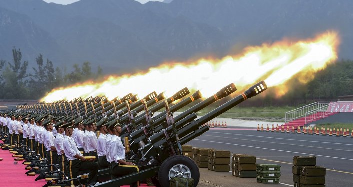 Policiais paramilitares e soldados de artilharia durante o ensaio da parada militar em comemoração do 70º aniversário do fim da Segunda Guerra Mundial, na base militar em Pequim, China.