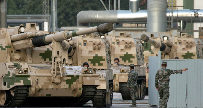 Militares da artilharia autopropulsada se preparam para participar do ensaio da parada militar em 3 de Setembro, comemorativa do 70º Aniversário do fim da Segunda Guerra Mundial, na base militar em Pequim, China. 22 de agosto de 2015.