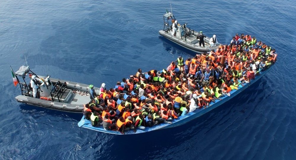 Refugiados africanos resgatados no Mediterrâneo por oficiais da Marinha da Irlanda