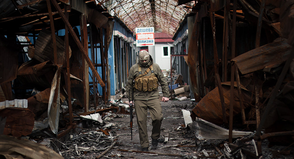 Combatente da República Popular de Donetsk em um mercado destruído no leste ucraniano