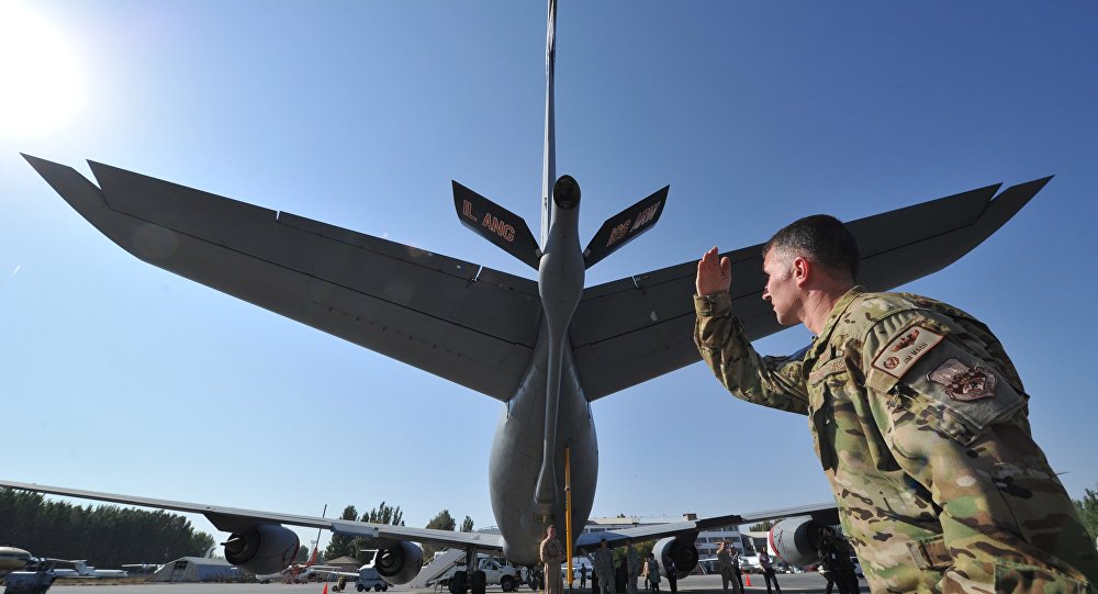 Soldado estadunidense perto de um avião militar na base aérea de Manas. Foto de arquivo