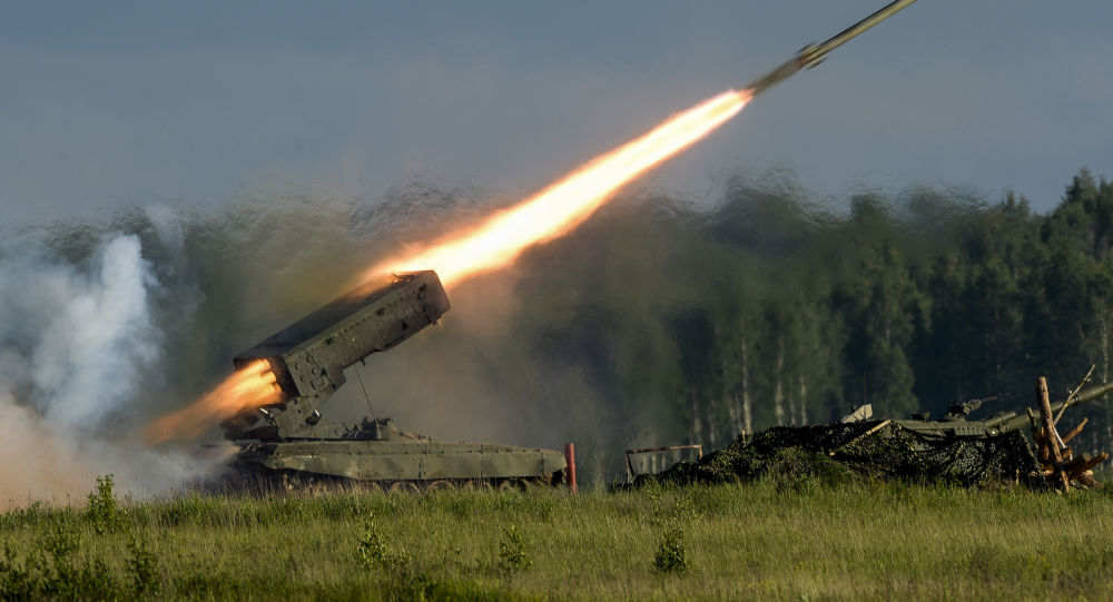 Um míssil é lançado durante o show militar que fez parte do Fórum Internacional Técnico-Militar Army 2015 na cidade de Kubinka em Moscou