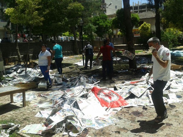 Explosão matou dezenas de pessoas na cidade turca de Suruc, perto da fronteira com a Síria, nesta segunda-feira (20) (Foto: Dicle News Agency/AFP)